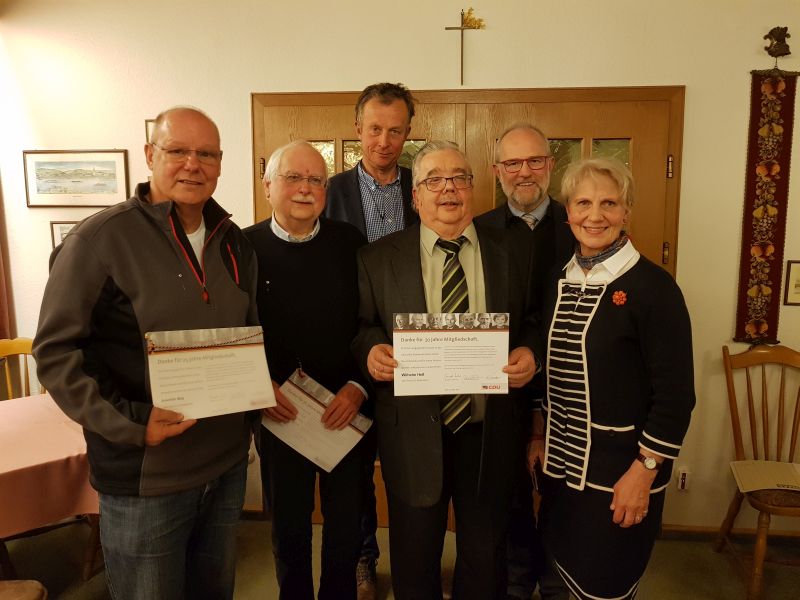 Jubilarehrung bei der CDU Unkel: (v.l.) Joachim May (25 Jahre CDU-Mitglied), Wolfgang Reeder (50 Jahre), Stellvertretender Vorsitzender Knut von Wlfing, Willi He (20 Jahre), Vorsitzender Alfons Muhoff und Schatzmeisterin Dr. Gisela Born-Siebicke. Foto: privat