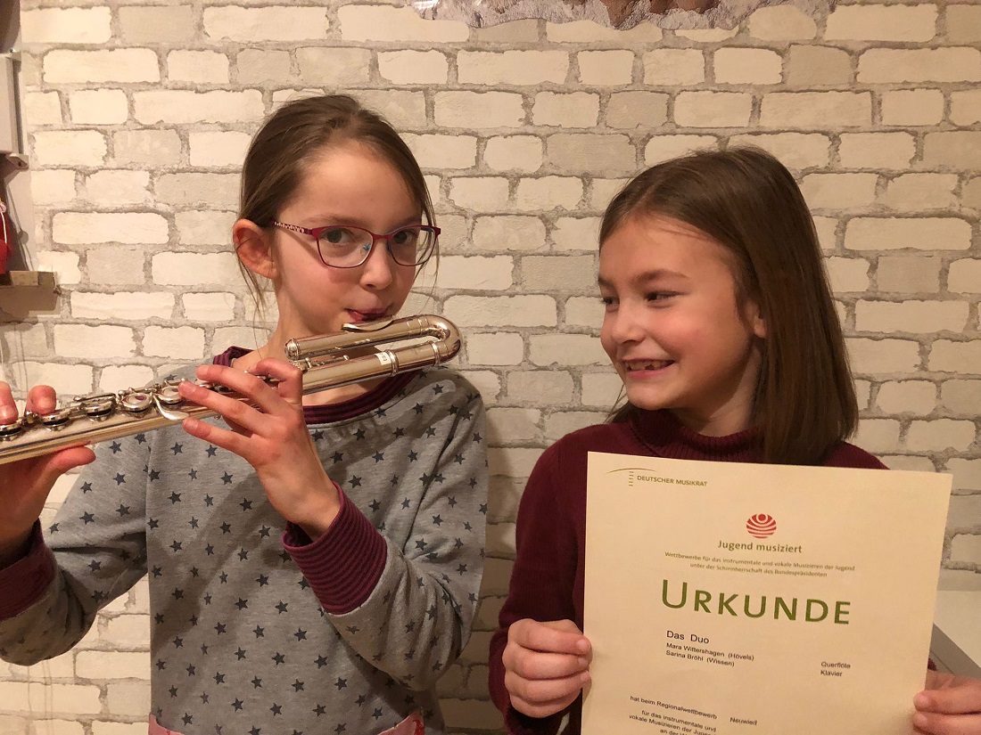 Mara Wittershagen (Querflte, links) und Sarina Brhl (Klavier, rechts) von der Musikschule des Kreises Altenkirchen haben im Regionalwettbewerb "Jugend Musiziert" den ersten Preis erreicht. (Foto: Kreismusikschule) 