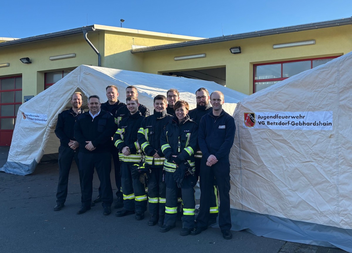 Besser ausgestattet: VG Betzdorf-Gebhardshain rstet Jugendfeuerwehr mit neuen Zelten auf