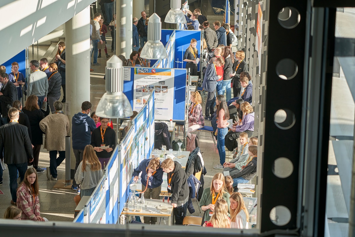 Beim Regionalwettbewerb von "Jugend forscht" stellen Schlerinnen und Schler ihre Projekte vor. (Foto: Sascha Ditscher/evm)