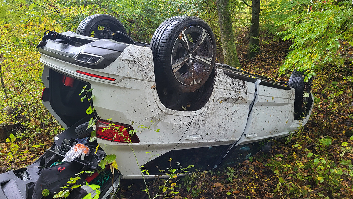 Weltersburg: Auto mit Anhnger berschlgt sich auf der K95