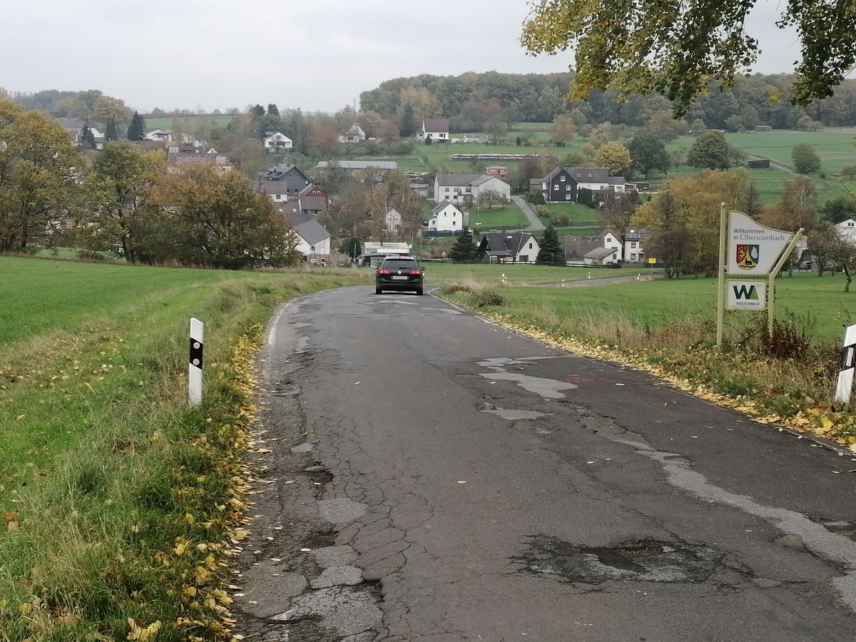 Die K 33 zwischen Oberwambach und der Grenze zum Kreis Neuwied ist ber alle Maen marode. Abhilfe ist in Sicht. Der Auftrag fr die Sanierung wurde vergeben. (Foto: vh)