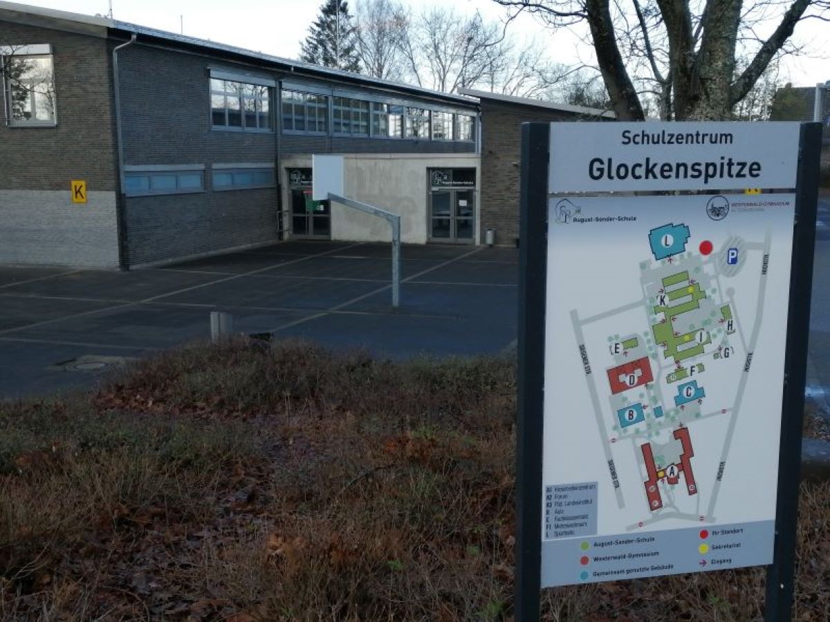 Die August-Sander-Schule in Altenkirchen wird im Innern neu verkabelt, so dass alsbald Unterricht in digitaler Form mglich wird. (Foto: Archiv vh)