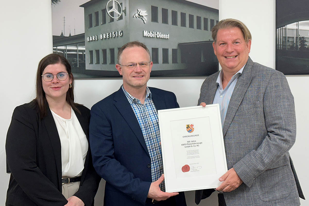 Oberbrgermeister Jan Einig und Wirtschaftsfrdererin Alexandra Rnz gratulierten dem geschftsfhrenden Gesellschafter Christoph Jolas zum 100-jhrigen Bestehen der KBM. Foto: Stadt Neuwied / Ulf Steffenfauseweh