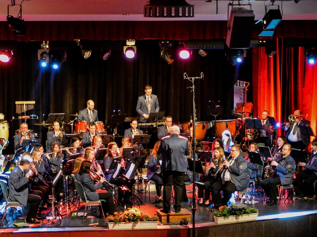 Die Stadtkapelle Rennerod spielt in Bad Marienberg (Foto: Pauline Hanz)