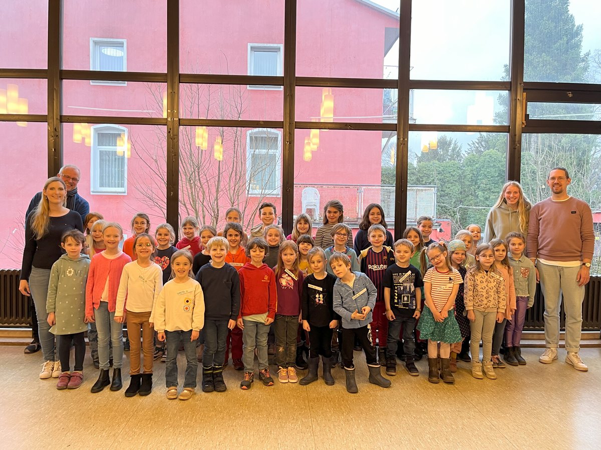 Das Kreativteam und der Kinderchor des Musicalprojekts (Foto: Bach-Chor Siegen)