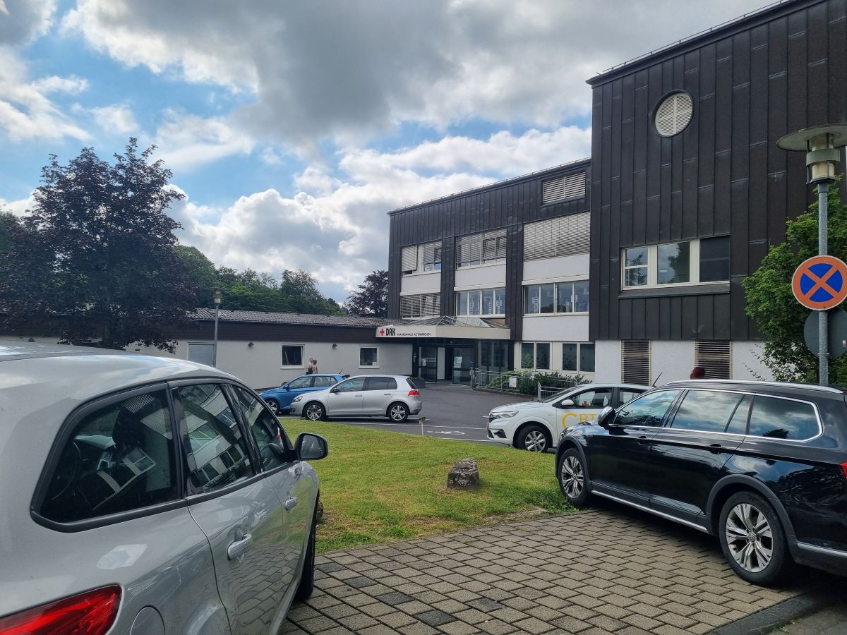 Immer mehr dunkle Wolken ballen sich ber dem DRK-Krankenhaus in Altenkirchen. (Foto: vh)