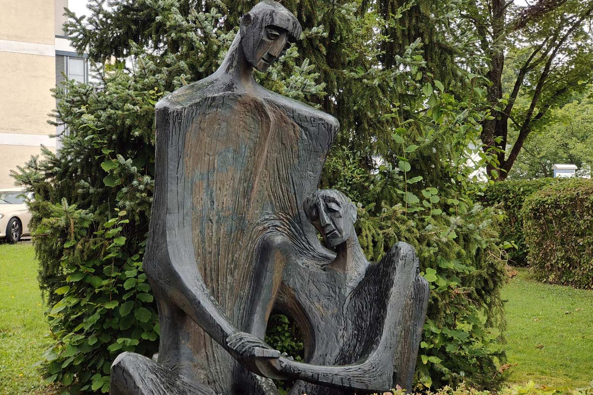 Die Skulptur vor dem Krankenhaus Altenkirchen (Bild: kk)