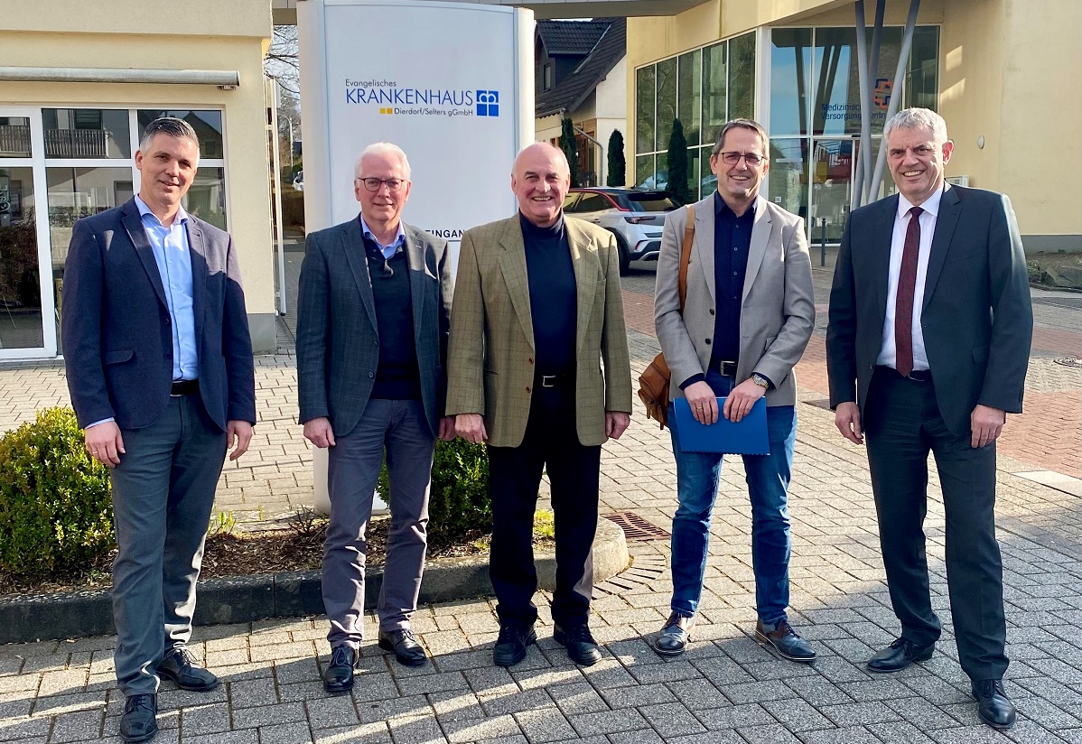 v. r. n. l.: Guido Wernert (KHDS-Geschftsfhrer), Oliver Gtsch (Brgermeister der Verbandsgemeinde Selters), Rolf-Peter Leonhardt (KHDS-Verwaltungsratsvorsitzender), Volker Mendel (Brgermeister der Verbandsgemeinde Puderbach) und Jrg Geenen (stv. KHDS- Geschftsfhrer) (Foto: Anja Nassen)