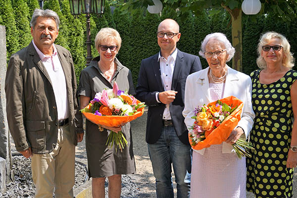 Von links: Dr. Reinhold Ostwald (rztlicher Direktor), Alexandrine Reuter (Neue Patientenfrsprecherin), Thomas Schulz (Geschftsfhrer), Sabine Gussone (frhere Patientenfrsprecherin), Sabine Schmalebach (Pflegedirektorin). Foto: pr