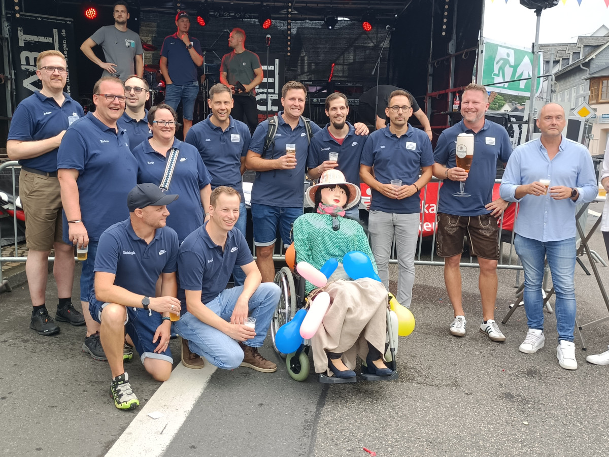 Es herrschte eine stimmungsvolle Atmosphre bei der traditionellen Erffnung der "Fschber Kirmes" (vorne im Bild, von links): Die "Junggebliebenen", Dominik Schuh (Brgermeister), Boris Wschenbach (J. & H. Klckner GmbH Getrnkefachhandel) (Fotos: Eva Maria Hammer)