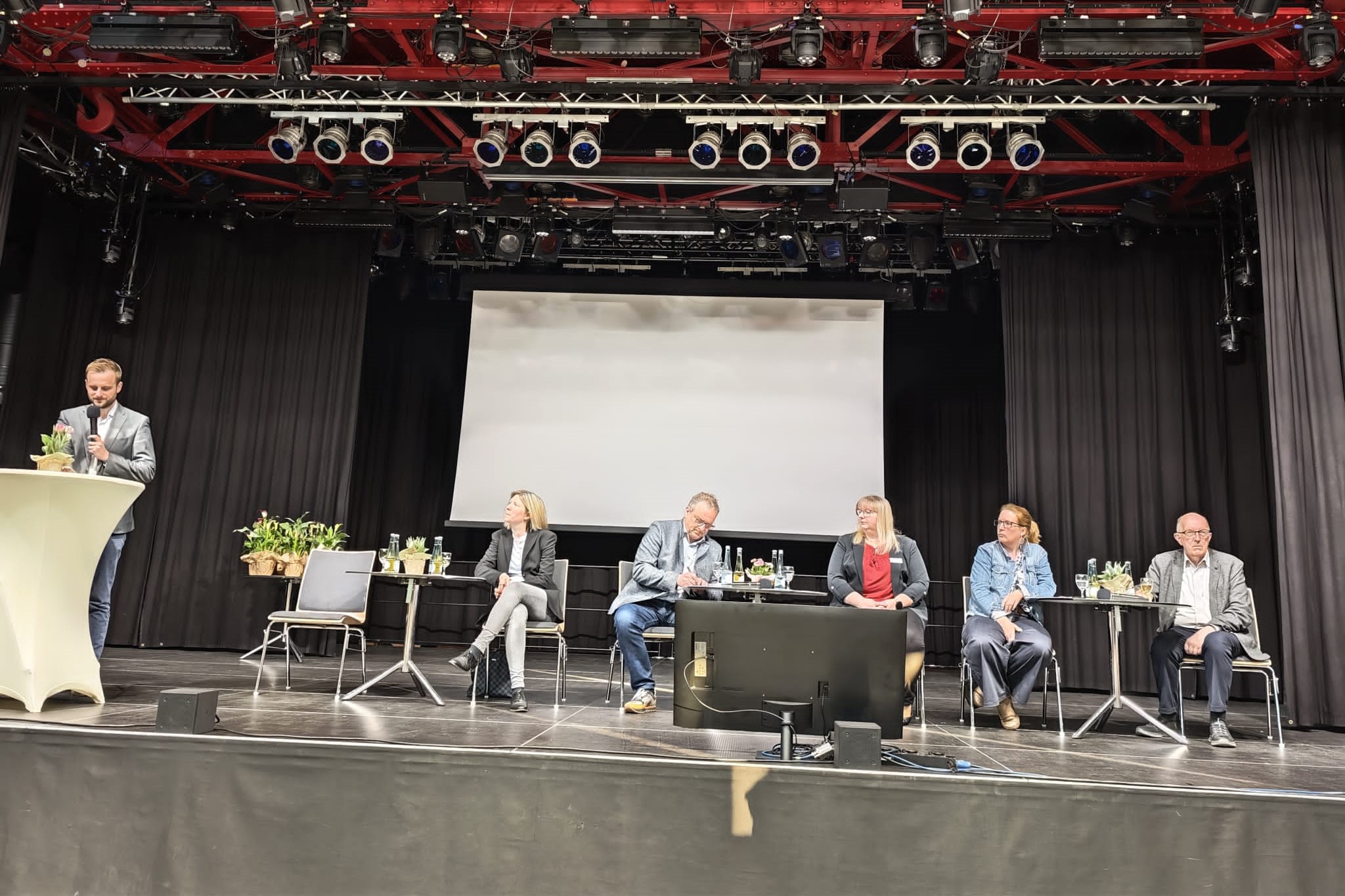 Das Podium mit (v. l.) Matthias Reuber, Jenny Gro, Berno Neuhoff, Miriam Schramm, Tanja Weger und Michael Wschenbach (Fotos: kk)