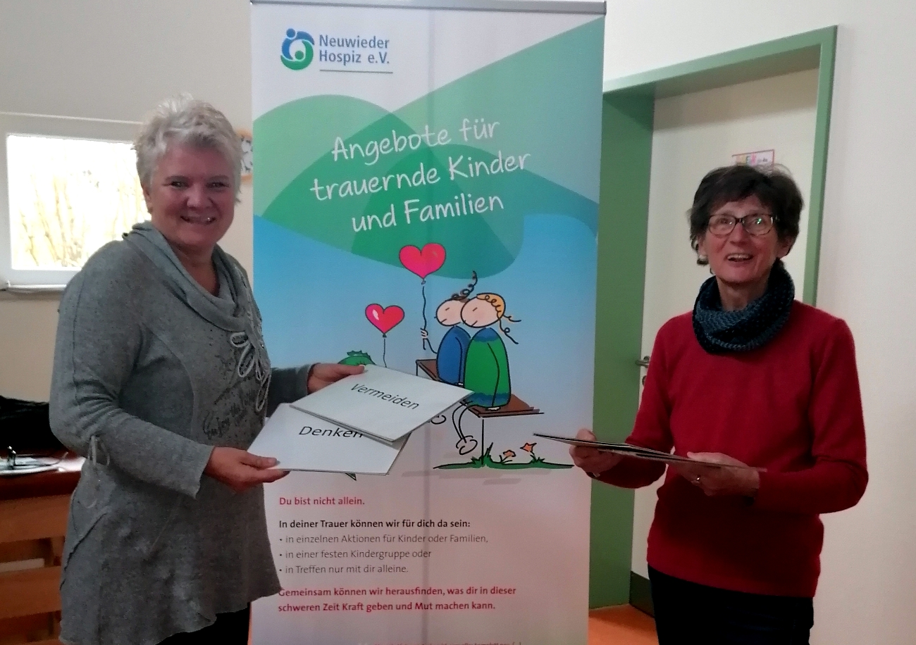 Die Trauerbegleiterinnen Beate Christ (links) und Heidi Hahnemann referierten zum Thema "Kinder trauern anders" in der HTZ-Kita in Asbach.
(Foto: Hospizverein Neuwied)

