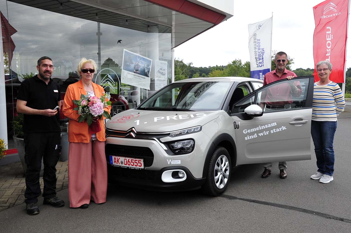 Freunde der Kinderkrebshilfe: Annegret Schmeckel freute sich ber ein neues Auto