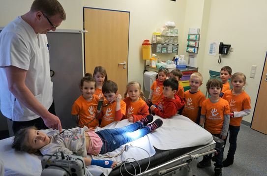 Gemeinsam mit Oberarzt Christoph Kreuser durften die Vorschulkinder im Evangelischen Krankenhaus Dierdorf  selbst Herz und Bauch abhren. Foto: KKH Dierdorf