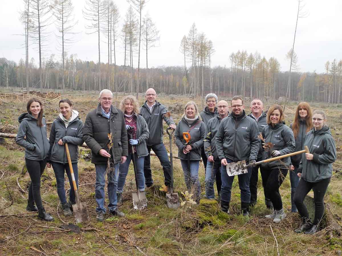 Ein Fnftel der Mitarbeitenden der Mebedo Akademie und Consulting GmbH trat an, um bei Hhr-Grenzhausen 50 Eichen zu pflanzen  50 von insgesamt 600, die das Unternehmen den "Westerwald-Kindern" gespendet hat. (Foto: Mebedo)