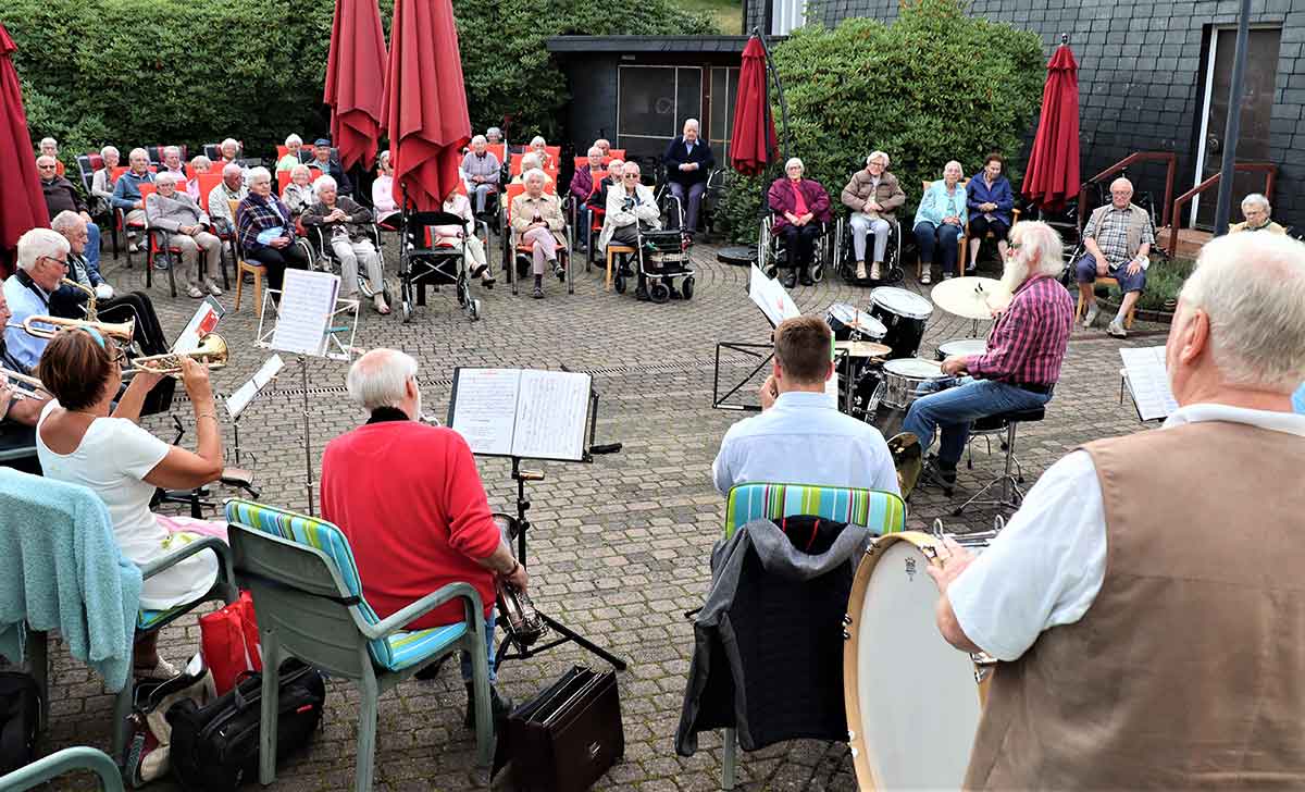 Musiker aus dem Gelbachtal begeistern mit Gute-Nacht-Konzert im Seniorenzentrum