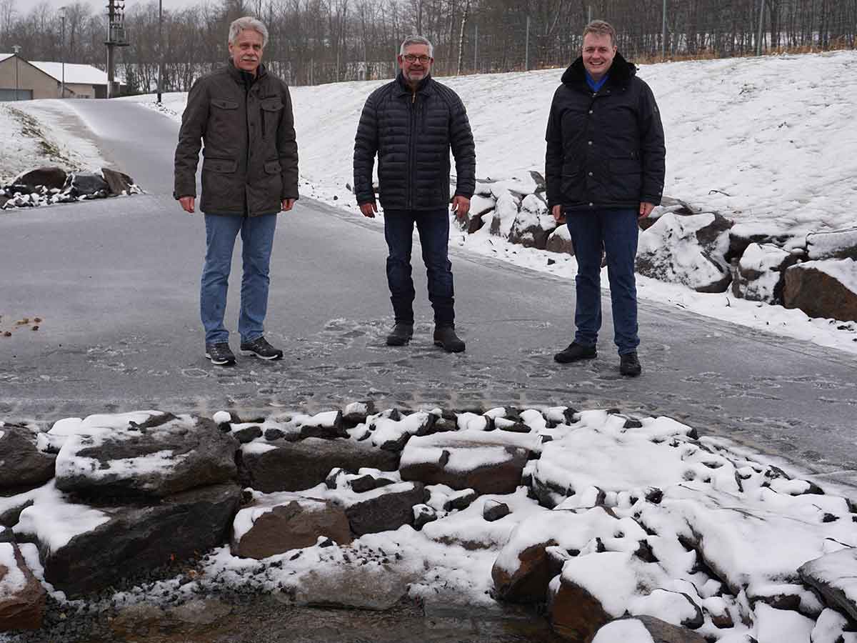 Ortstermin bei winterlichem Wetter: Technischer Werkleiter Stephan Reeh, Ortsbrgermeister Klaus Wehr und Brgermeister Gerrit Mller (v.l.n.r.) (Foto: Kerstin Guckert)
