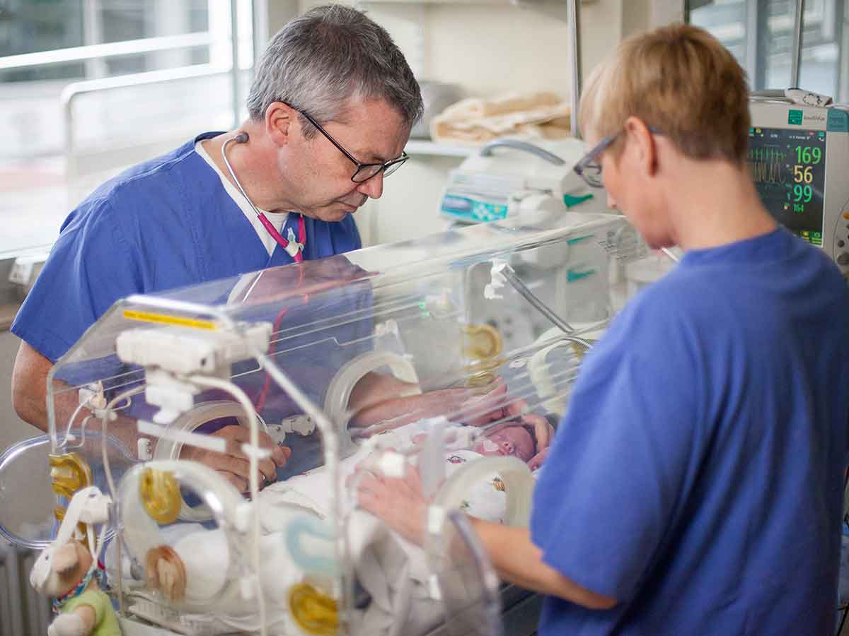 Dr. Michael Ehlen, Chefarzt der Klinik fr Kinder- und Jugendmedizin, und Kerstin Bornhofen, Stationsleitung der Kinderintensivstation, versorgen einen kleinen Patienten. (Foto: Marienhaus Klinikum)