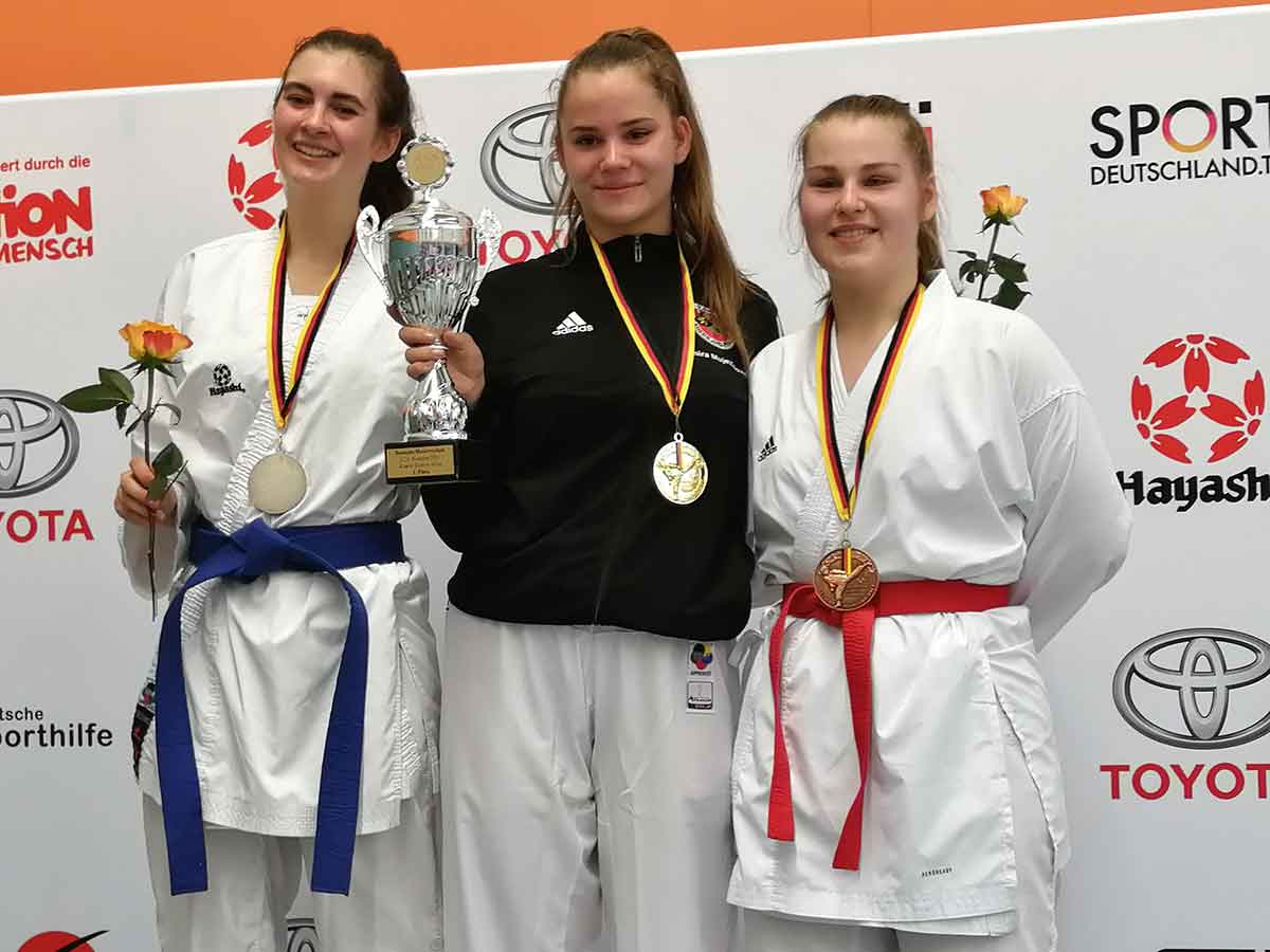 Samira Mujezinovic (Mitte) bei der Siegerehrung. (Foto: KSC Karate)