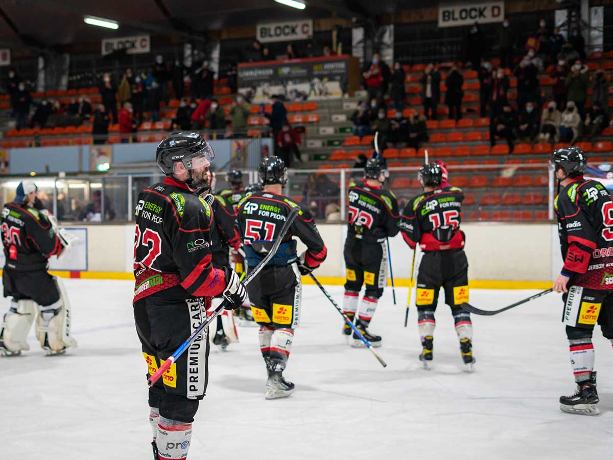 Die Rockets auf dem Eis. (Foto: Manuel Enderich)