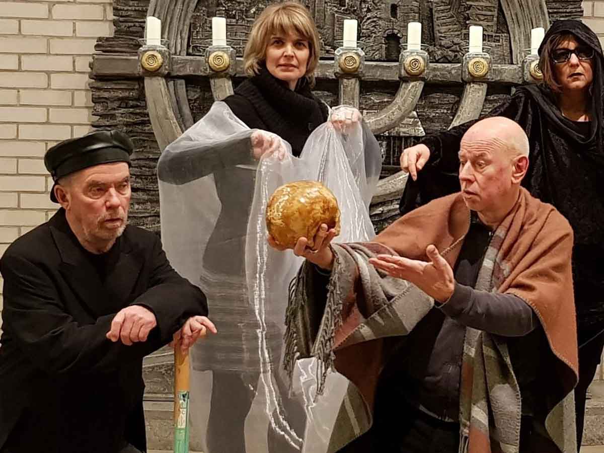 Die Gruppe "Theattraktion" whrend einer Theaterperformance. (Foto: Theattraktion)