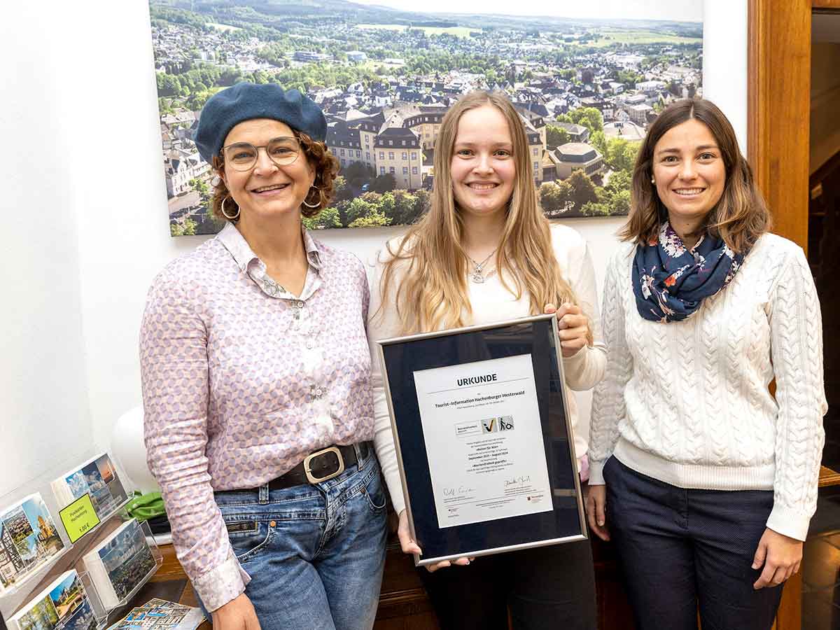 Foto v.l.n.r.: Gabriele Greis VG-Brgermeisterin, Hannah Bauer & Lisa Effert Leiterin der Tourist-Info Hachenburger Westerwald. (Foto: Rder-Moldenhauer)