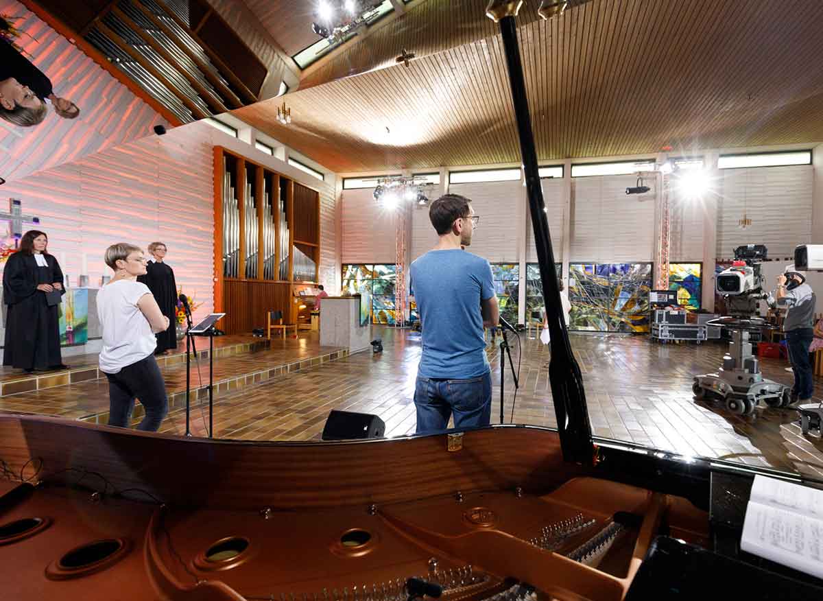 Bei der Stellprobe fr den ZDF-Fernsehgottesdienst wurden Kamerapositionen festgelegt und an weiteren Details gearbeitet. (Foto: Evangelische Kirche Dekanat Westerwald)