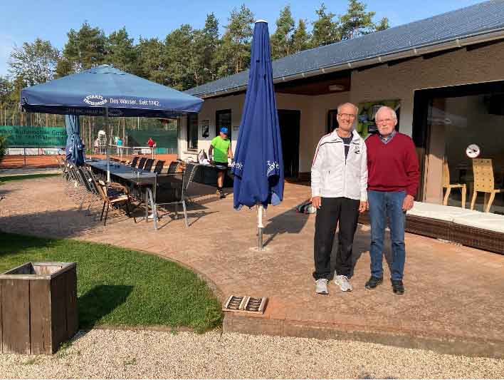 Roland Mller und Karl-Rainer Grauenhorst freuen sich ber einen erfolgreichen Saisonabschluss. (Foto: Tennis Club Schwarz-Wei Montabaur e.V.)