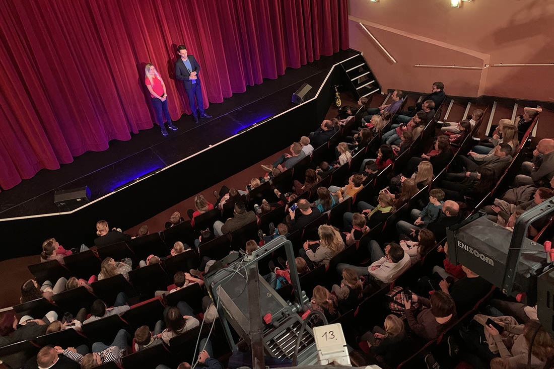 Linda Wamann, Sparkasse Neuwied, und Lajos Wenzel, Schlosstheater Neuwied, begrten die gespannten Gste beim diesjhrigen KNAX-Theater. Foto: Sparkasse