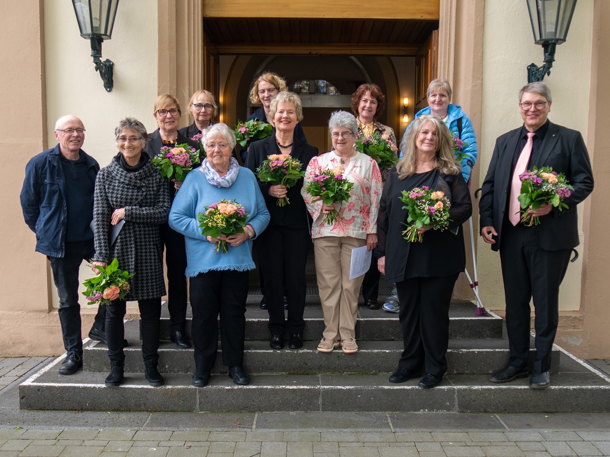 Die Jubilare (von links nach rechts): Guenther Betz, Ulrike Betz-Hinderhofer, Renate Heers, Cordula Stadtfeld, Renate Ebeling, Elisabeth Sondermann, Doris Schwager, Mnica Priester, Hannelore Pieruschka, Marion Llsdorf, Uta Widmayer, Thomas Schmidt (Foto: Bernhard Pieruschka)