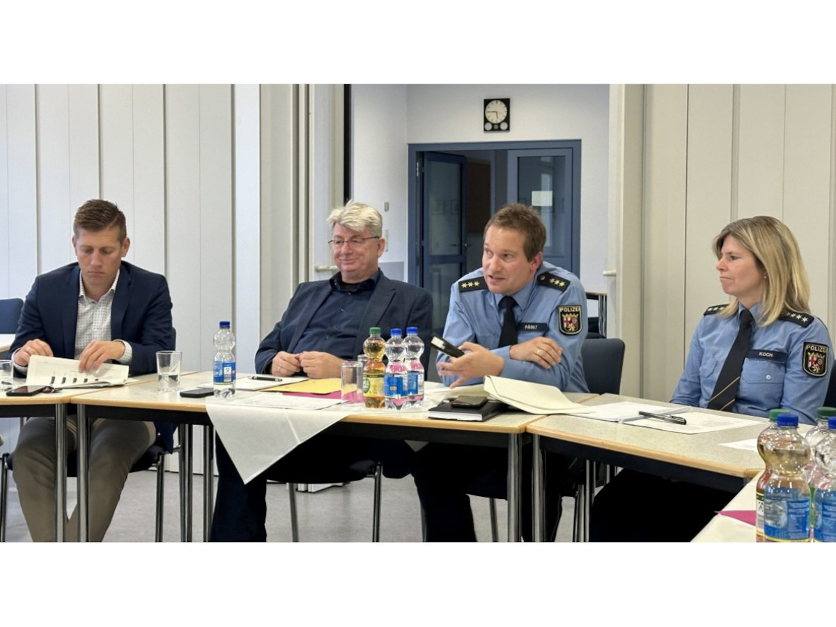 Polizeidirektor Matthias Pselt (2. von rechts) gab in der Sitzung des Kriminalprventiven Rates einen berblick ber die Kriminalittslage in der Stadt. Auf dem Foto sind auerdem die stellvertretende Leiterin der Neuwieder Polizeiinspektion, Polizeihauptkommissarin Christina Koch, der Leiter der Neuwieder Kriminalpolizei, Polizeioberrat Markus Sander (links) sowie der stdtische Beigeordnete Ralf Seemann zu sehen. (Foto: Stadt Neuwied/Ulf Steffenfauseweh)