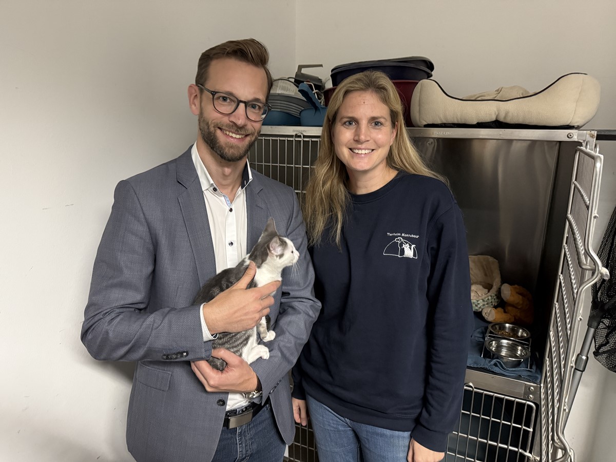 Gemeinsam fr den Tierschutz: Brgermeister Ulrich Richter-Hopprich und Tierheimleiterin Nicole Henning-Luca erhoffen sich durch die neue Katzenschutzverordnung auch eine Entlastung fr das Tierheim Montabaur. Die Einrichtung ist neben Montabaur fr sechs weitere Verbandsgemeinden (Wirges, Hhr-Grenzhausen, Wallmerod, Selters, Hachenburg und Westerburg) im Westerwald zustndig. (Foto: Verbandsgemeinde Montabaur / Holger Pritzsch)
