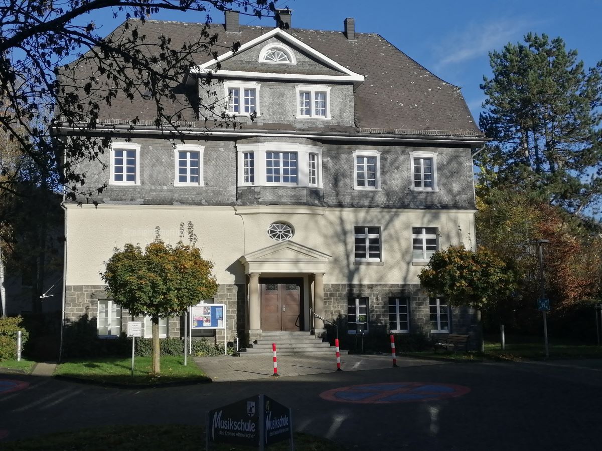 Die Kreismusikschule (hier der Hauptsitz in der Altenkirchener Hochstrae) wird nicht mehr auf Honorarkrfte zurckgreifen knnen. (Foto: Archiv vh)           