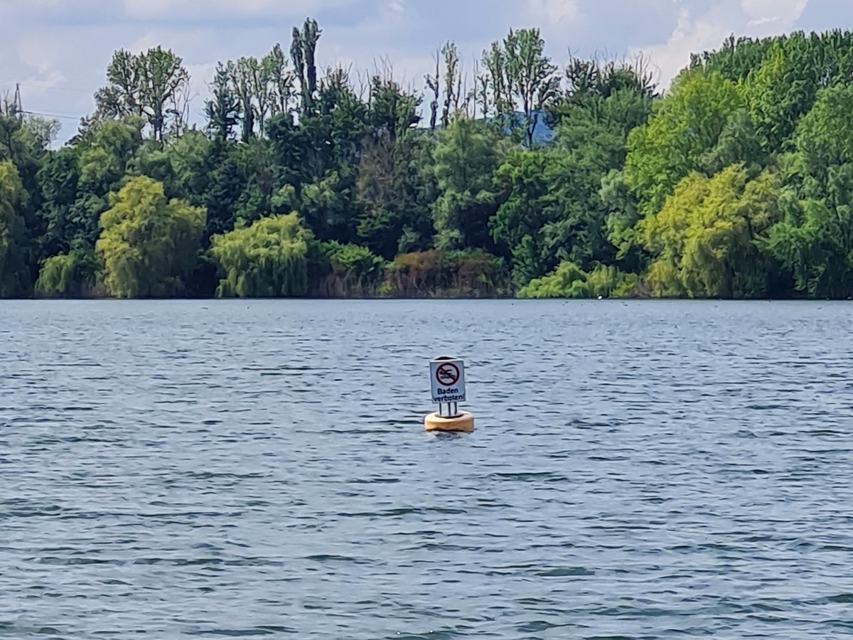 Wegen der Bedeutung als Trinkwasser-Reservoir ist Baden, Zelten und Lagern in den Seen des Schutzgebietes "Engerser Feld" fr Menschen und Hunde streng verboten! Augenfllig machen darauf auch die im See positionierten Schwimmbojen und die im gesamten Bereich des Engerser Feldes angebrachten Schilder aufmerksam. (Foto: Martin Boden / Kreisverwaltung Neuwied)