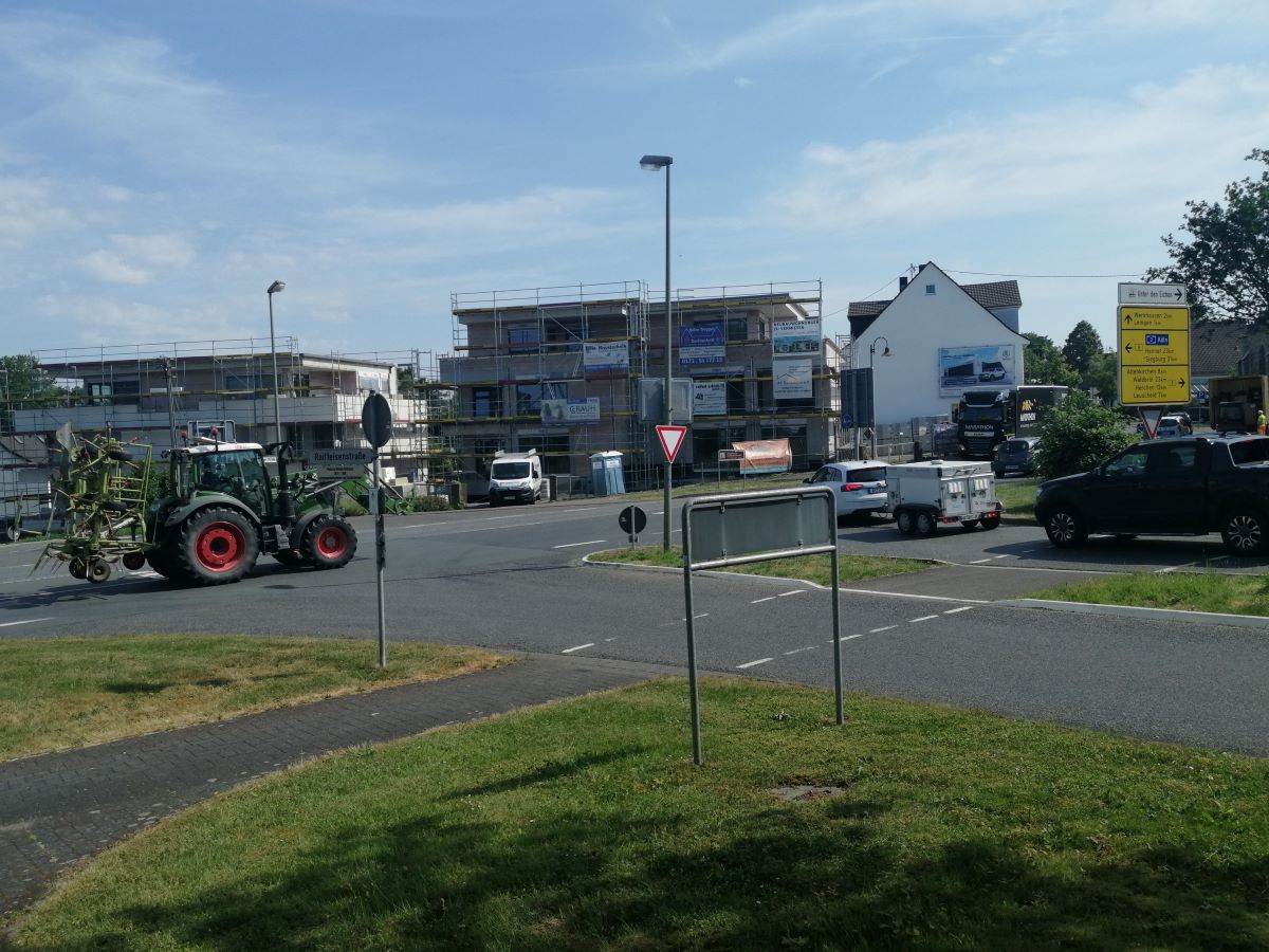 Die groe Kreuzung in der Ortsmitte von Weyerbusch ist bald Vergangenheit. An ihre Stelle tritt ein Kreisverkehrsplatz. (Foto: vh)