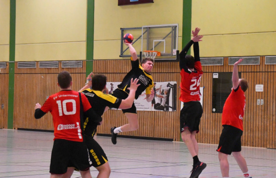 Die junge Garde des SSV95 um Max Burghaus - hier beim Wurf - wusste in der Schlussphase gegen den SV Untermosel mit gut gespielten Angriffen zu berzeugen. (Foto: SSV95 Wissen)