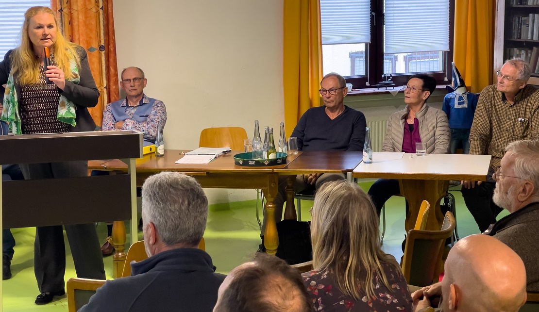 Dr. Isabella Jung-Schwand, dahinter Ralf Kppele, Prof. Dr. Horst Schuldes, Marianne Hasselbach, Max Weller (Foto: Jrgen Greis)