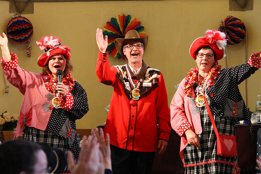 Sven Lefkowitz bei der Verabschiedung von den Linzer Mhnen Alicia Klein und Trude Schmahl. Fotos: privat