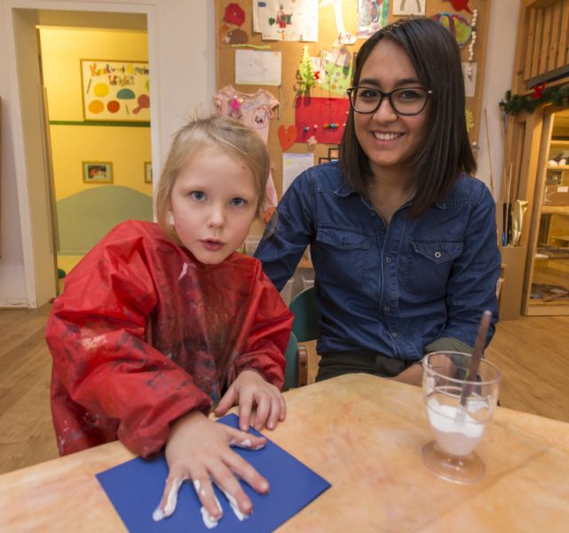 Die vierjhrige Franziska und Erzieherin Kendy Sau gestalten Weihnachtskarten fr Senioren. Foto: Stadt Selters