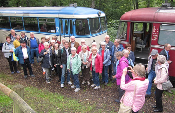 Die Gruppe am nostalgischen Schienenbus (Foto: BGV)