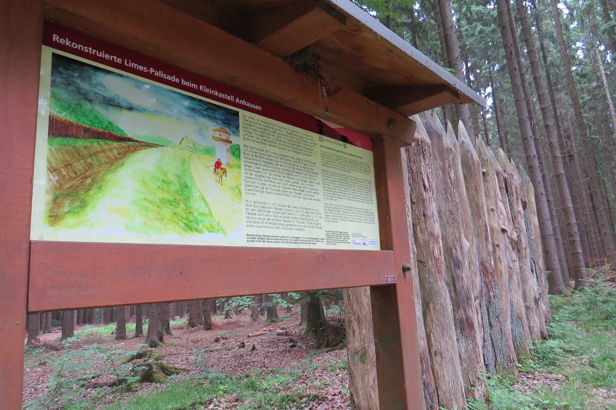 Der Obergermanische Limes war, wie am Kleinkastell Anhausen durch Rekonstruktion veranschaulicht, mit Holzpalisaden befestigt. (Foto: Carolin Faller)