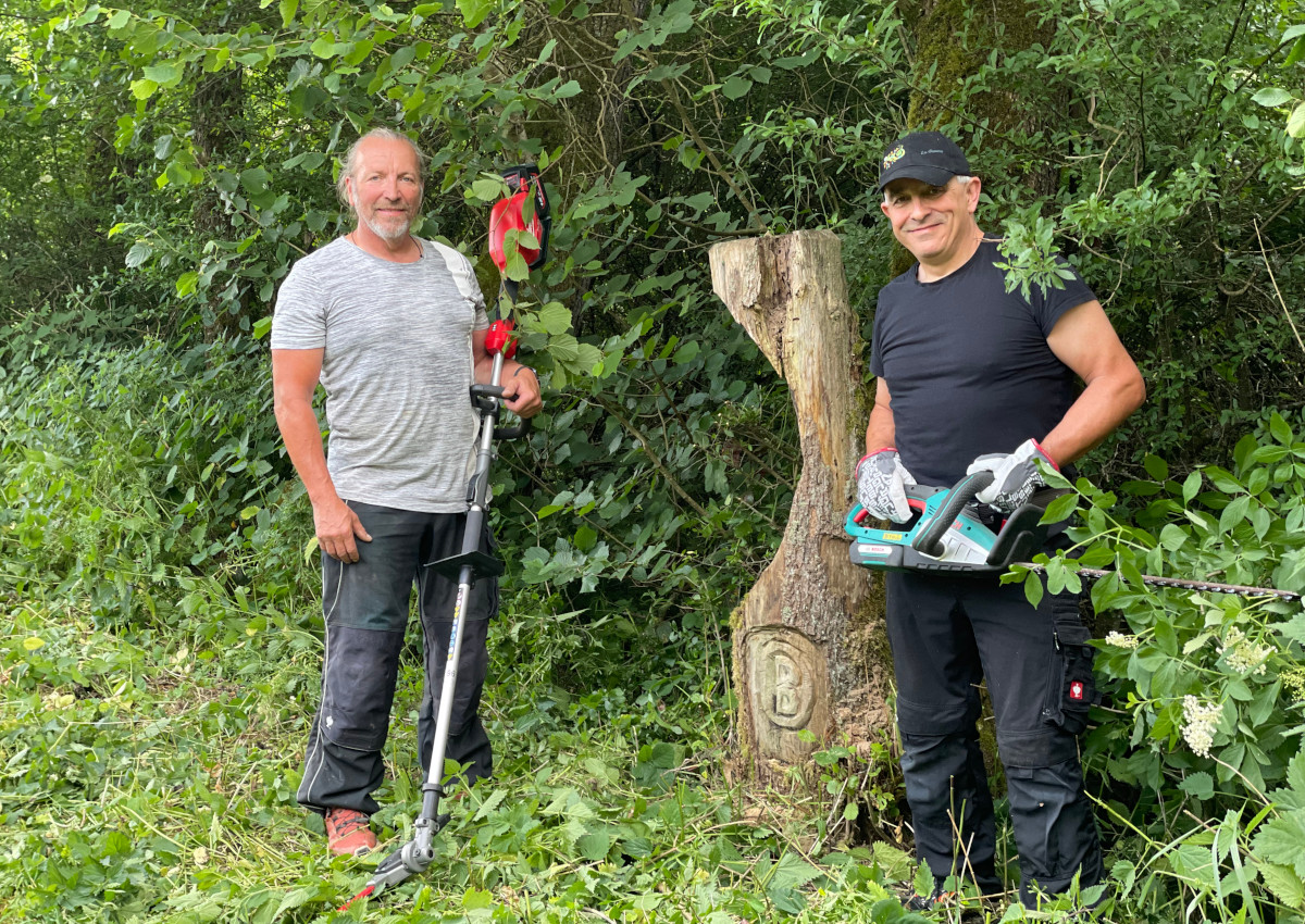 Rdiger Schneider und Rolf Sterzenbach legten ein Teilstck auf dem Botanischen Weg zwischen Elkhausen und Mhlenthal Richtung Wissen frei. Der Umweg ber die K72 muss nicht mehr genutzt werden. (Fotos: KathaBe) 