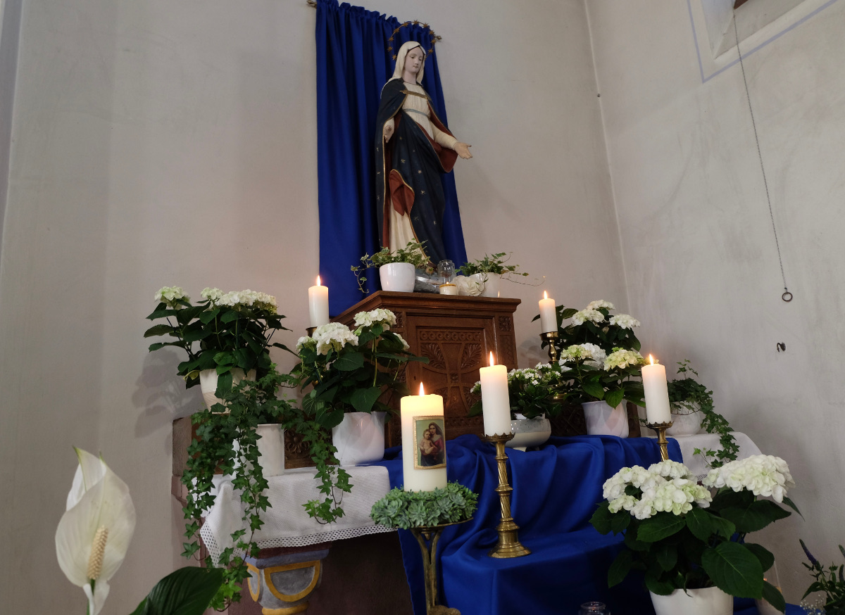 In der St. Bonifatius Kirche in Elkhausen hat Ksterin Magdalene Solbach einen Altar anlsslich der kommenden Maiandachten zu Ehren Marias liebevoll geschmckt. (Fotos: KathaBe)