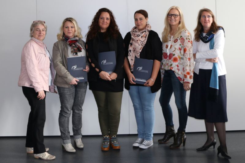  v. l.: Martina Bretz (pdagogische Mitarbeiterin Katharina Kasper Akademie), Gabriele Vogler (Stations-, Gruppen- und Wohnbereichsleiterin), Melanie Choukatli (Praxisanleiterin), Michelle Heymann (Stations-, Gruppen- und Wohnbereichsleiterin), Ute Justen (Leiterin der Katharina Kasper Akademie) und Gabriele Heinrich (Bildungsmanagerin der Katharina Kasper Akademie). Foto: Katharina Kasper Akademie