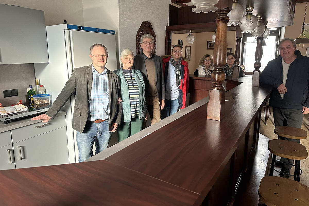 Freuen sich ber neue Kchen im Brgerhaus (von links) in Segendorf: Oberbrgermeister Jan Einig, Ursula Hammen (Gute Seele des Hauses) Beigeordneter Ralf Seemann, Mario Strnad (stellvertretender Amtsleiter fr Schule und Sport), Sandra Thannhuser (Leiterin Amt fr Schule und Sport) , Meryem Teper (Amt fr Schule und Sport) sowie Ortsvorsteher Dieter Bleidt. Fotos: Stadt Neuwied / Ulf Steffenfauseweh