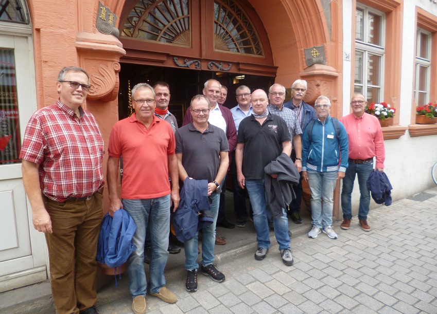 Die Kegelbrder beim Stadtrundgang (v.l.n.r.) Michael Rdder, Bernd Obelode, Oliver Leonards, Frank Stver, Karl-Heinz Rdder, Martin Theis, Harald Seidel, Heinz-Josef Wickler, Rolf Buchen, Eberhard Rickert, Stadtfhrer Andreas Brinkmann, Klaus Rdder (Fotos: Kegelclub Auf die Damen)