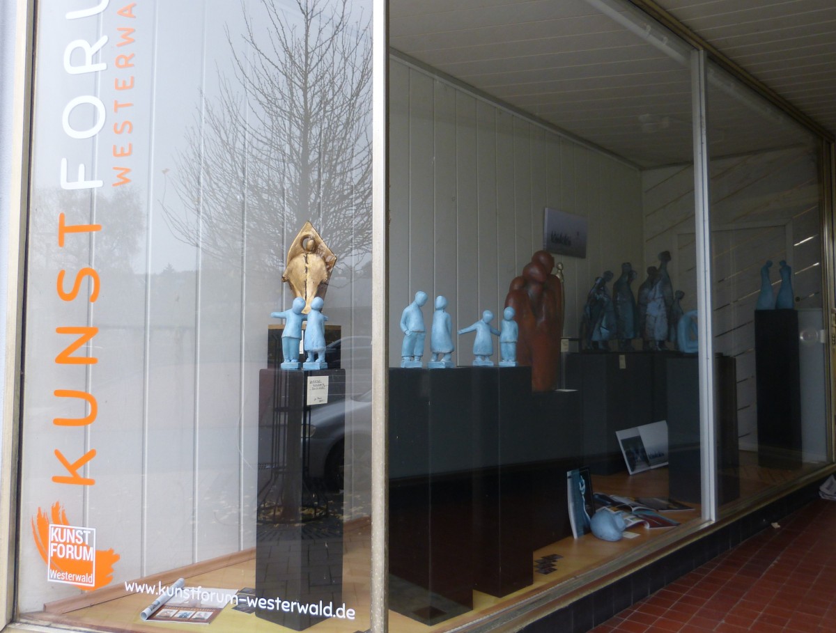 Das Schaufenster des Kunstforums erweist sich auch mit den Arbeiten der Keramik-Bildhauerin Elisabeth Jung als kleines ansprechendes Ausstellungsformat in der Kreisstadt. (Foto: Werner-Christian Jung)