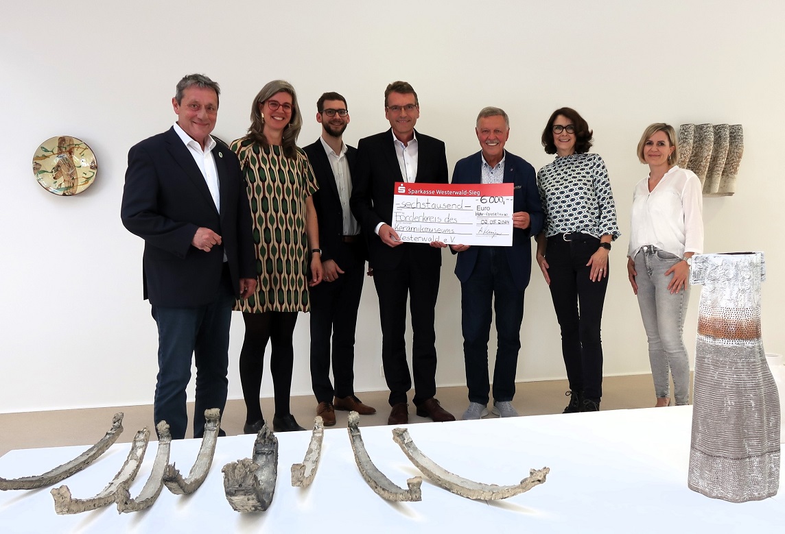 Freuen sich ber die Zuwendung v.l.n.r.: Landrat Achim Schwickert, Dr. Nele van Wieringen, Daniel Mller, Dr. Andreas Reingen, Frank Sander, Petra Noll, Kerstin Kober. (Foto: Keramikmuseum Westerwald/Annette Zeischka-Kenzler) 