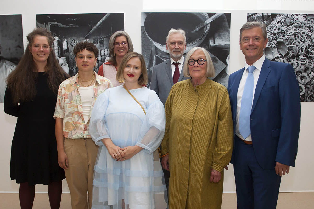 Von links: Nora Arrieta, Beate Gatschelhofer, Nele van Wieringen,
Irina Razumovskaya, Prof. Dr. Jrgen Hardeck, Bodil Manz und Wolfgang Letschert. Fotos: Wolfgang Tischler
